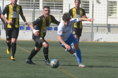 Un jugador local s’escapa dels seus perseguidors en una de les jugades que van tenir lloc ahir al partit entre Mollerussa i Muntanyesa.