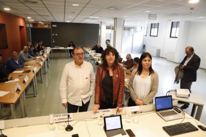 La consellera, al centre, poc abans de començar la reunió amb el sector fructícola a Lleida.