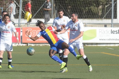 Un jugador de l’Andorra cau davant la pressió d’un jugador del Borges.