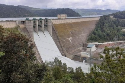 Las compuertas de Rialb, ayer desembalsando agua. 