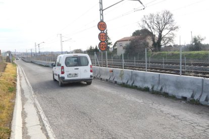 Un vehículo circula por el Camí de Vallcalent en el tramo donde está la valla.