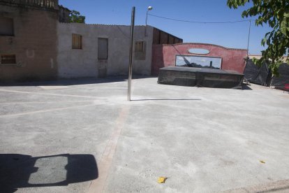 Imagen de la plaza de la Font de La Figuerosa ya renovada.