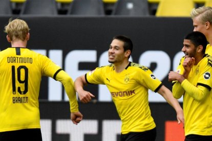 Guerreiro celebra un gol saludant Brandt amb el colze.