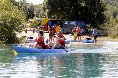 Los primeros turistas que ayer navegaron en kayak por las aguas de Canelles. 