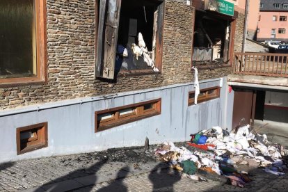 La lavandería, ayer tras el incendio en su almacén. 