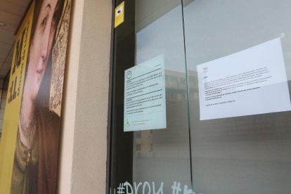 El Museu de Lleida, tancat amb el cartell informatiu (dreta).