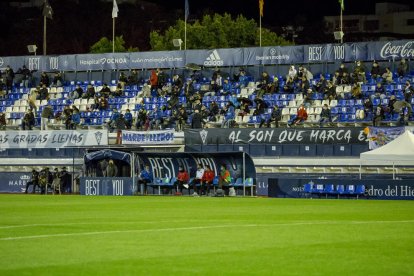 El público pudo asistir al partido y unos 400 espectadores se sentaron en la grada.