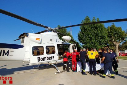 Efectivos de los cuerpos de emergencias atendiendo al herido ayer, tras más de 6 horas de rescate. 