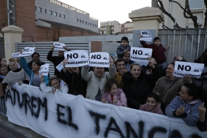 Imagen de una protesta en las puertas del centro contra su cierre.