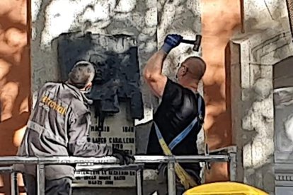 Operaris van retirar ahir una placa en honor a Largo Caballero al barri madrileny de Chamberí.