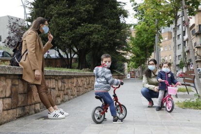 Adults i menors amb mascaretes pel carrer a Lleida.