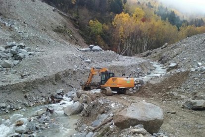 Els treballs se centren ara en la construcció d’una escullera al marge dret del Valarties.