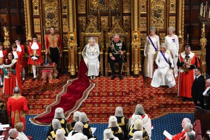 La reina Isabel II al costat del príncep de Gal·les i la duquessa de Cornwal ahir a Westminster.