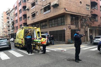 Momento en el que los servicios de emergencias trasladaron al ciclista herido ayer en Alfred Perenya. 