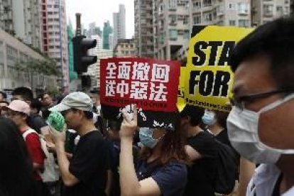 Miles de profesores marchan en Hong Kong para 