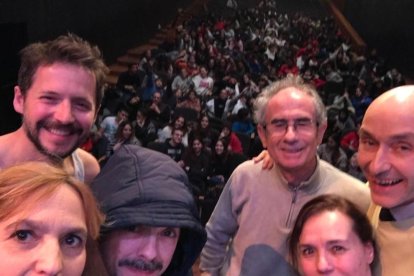 Sessió escolar - Els cinc actors de la companyia, amb l’escriptor Pep Coll, ahir al matí al Teatre de l’Escorxador, on van oferir una funció de Terra de voltors davant d’alumnes d’institut, a l’espera de l’estrena el proper dia 31.