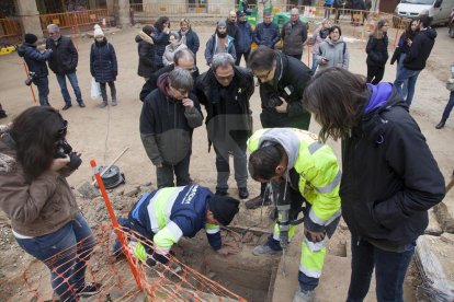 La retirada de la llosa de pedra va generar gran expectació entre els veïns per veure què hi havia sota.