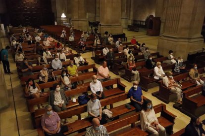 Más de un centenar de fieles asistieron ayer por la tarde a la misa de Corpus en la Catedral de Lleida, guardando las medidas de seguridad.