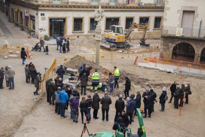 La retirada de la losa de piedra generó una gran expectación entre los vecinos por ver qué habia debajo.