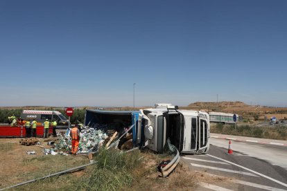 Bolca un tràiler a la rotonda d'Alfés i el conductor resulta il·lès