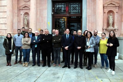 Foto de família del subdelegat del Govern espanyol a Lleida, José Crespín, i representants dels mitjans de comunicació.