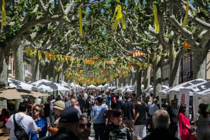 Els visitants van omplir la rambla principal de la capital del Jussà durant el matí d’ahir.