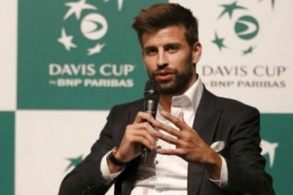 Piqué, presentant la Davis.