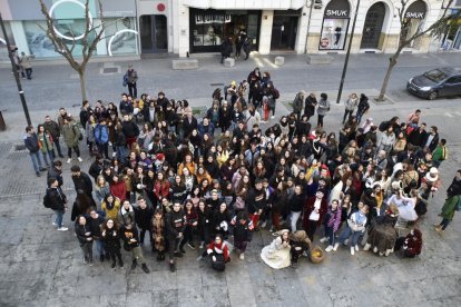 Foto de grupo de los alumnos de enseñanzas artísticas participantes en este proyecto educativo de homenaje al poeta visual Joan Brossa.