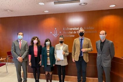 Foto de familia de la galardonada, Laura Fortuny, y los organizadores del premio. 