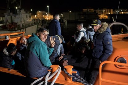 Las personas rescatadas a su llegada al puerto de Motril la noche del jueves.