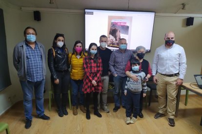 Josep Sierra y Jordi Merino, en los extremos, con familiares de Manel Cortés, ayer en la sede del CEL.