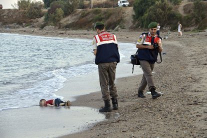 La foto del petit Alan ofegat a la platja va remoure consciències.