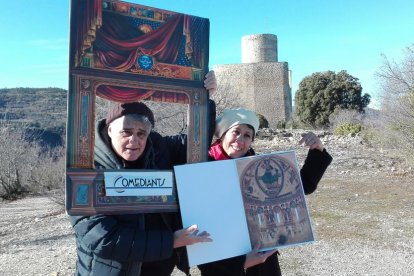 Imagen promocional de actores de la compañía Comediants, con el castillo de Mur al fondo.