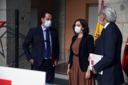 La presidenta madrilenya, Isabel Díaz Ayuso, el vicepresident madrileny, Ignacio Aguado (esquerra), i el conseller de Sanitat de Madrid, Enrique Ruiz, ofereixen una roda de premsa per anunciar les restriccions de mobilitat per fer front al coronavirus.