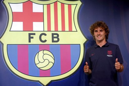 Antoine Griezmann ja va posar ahir al costat de l’escut del Barça.