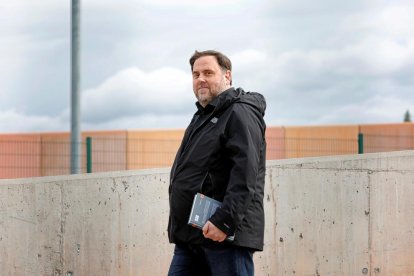 El presidente de ERC, Oriol Junqueras, en su primera salida de la cárcel de Lledoners para ir a trabajar.