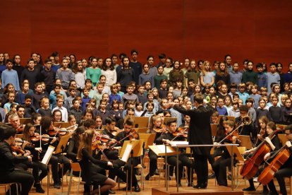 El Auditori se llenó ayer hasta la bandera para ver actuar a los 350 alumnos del Conservatori.