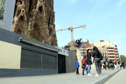 La Sagrada Família tancada i amb la construcció aturada pel coronavirus, ahir.