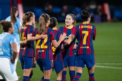 Las jugadoras de Lluís Cortés celebran uno de los goles de ayer.