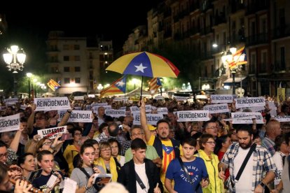 Concentración en la plaza de la Font, frente al ayuntamiento de Tarragona.