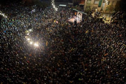 Centenars de persones es concentren a la plaça 1 d’octubre de Girona en protesta per la condemna als líders del procés.