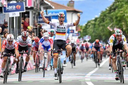 Pascal Ackermann celebrando el triunfo sobre la línea de meta.