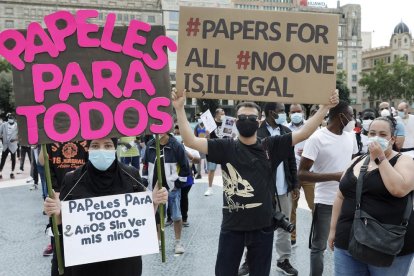 Manifestantes ayer en Barcelona protestaron contra el racismo y para reclamar su regularización.