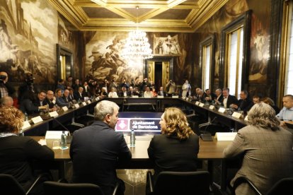 Reunión de las autoridades barcelonas con los agentes económicos y sociales de Barcelona, ayer. 