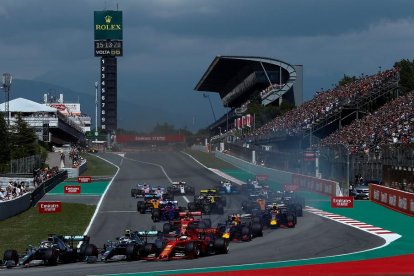 El grup de pilots, amb els Mercedes al capdavant, en els primers compassos de la cursa ahir al Circuit de Barcelona-Catalunya.