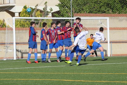 Jaume, de falta directa, se dispone a marcar el primer gol ante la barrera defensiva y el portero rival.