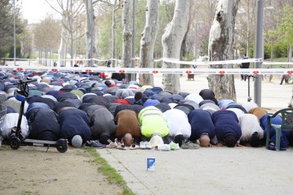 Los musulmanes rezan fuera y dentro del Palau de Vidre en dos grupos