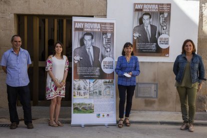 La alcaldesa (derecha), con parte de la familia de Ramon Rovira. 