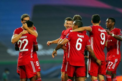 Los jugadores del Bayern celebran el primer tanto de Gnabry ante el Lyon.