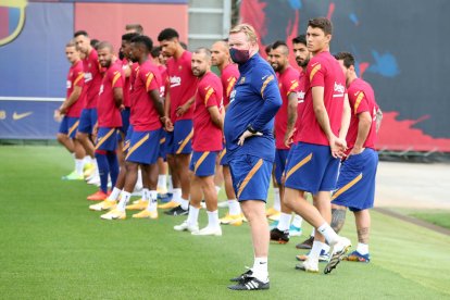 Ronald Koeman y sus jugadores durante el entrenamiento.